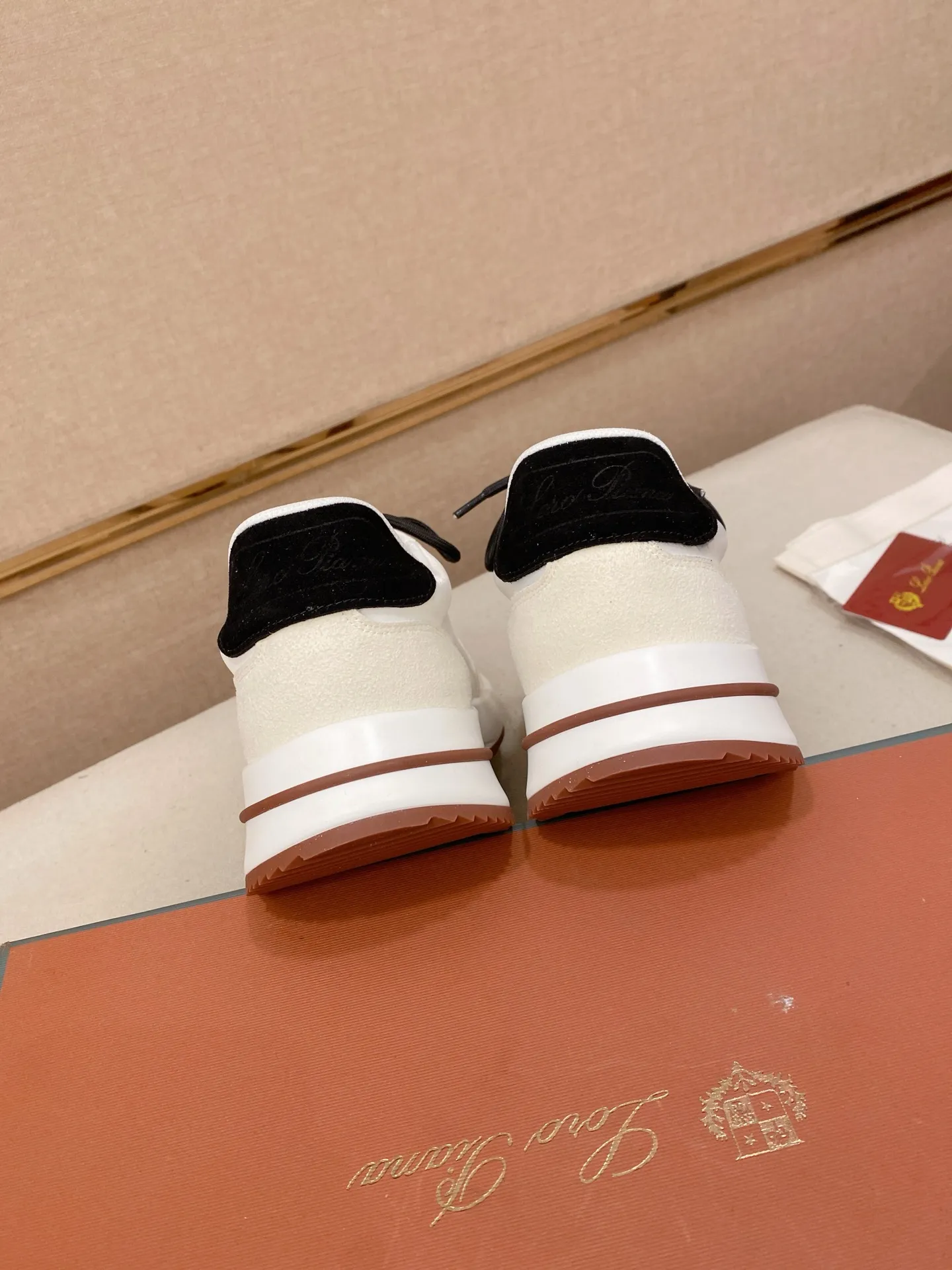 Men's shoes 💰: 462💰🔥𝐥𝐨𝐫𝐨 𝐏𝐢𝐚𝐧𝐚 lp classic loafers, an Italian treasure brand, the only brand that can match Hermès! Only after wearing it do we realize that we can’t live up to our feet. The upper is made of imported first-layer cowhide with breathable fabrics, water-dyed cowhide foot pads, and the official original glass rubber outsole and pendant. Exclusive original packaging (tag ➕ brand paper ➕ outer box ➕ hand bag) code number: 38-44. Can be customized 45-46